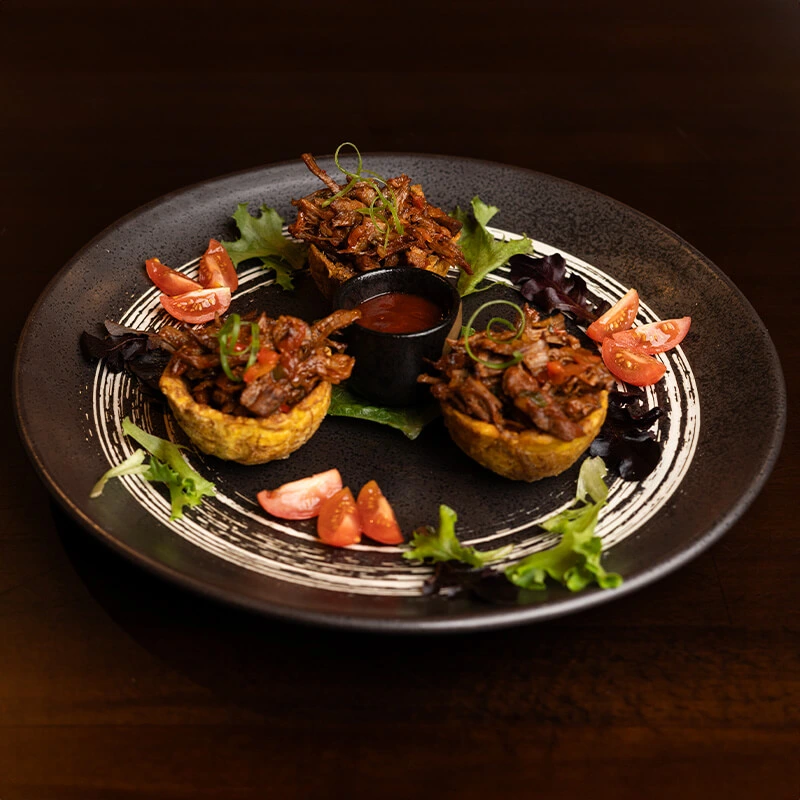 Canasta desmechada en salsa de chipotle